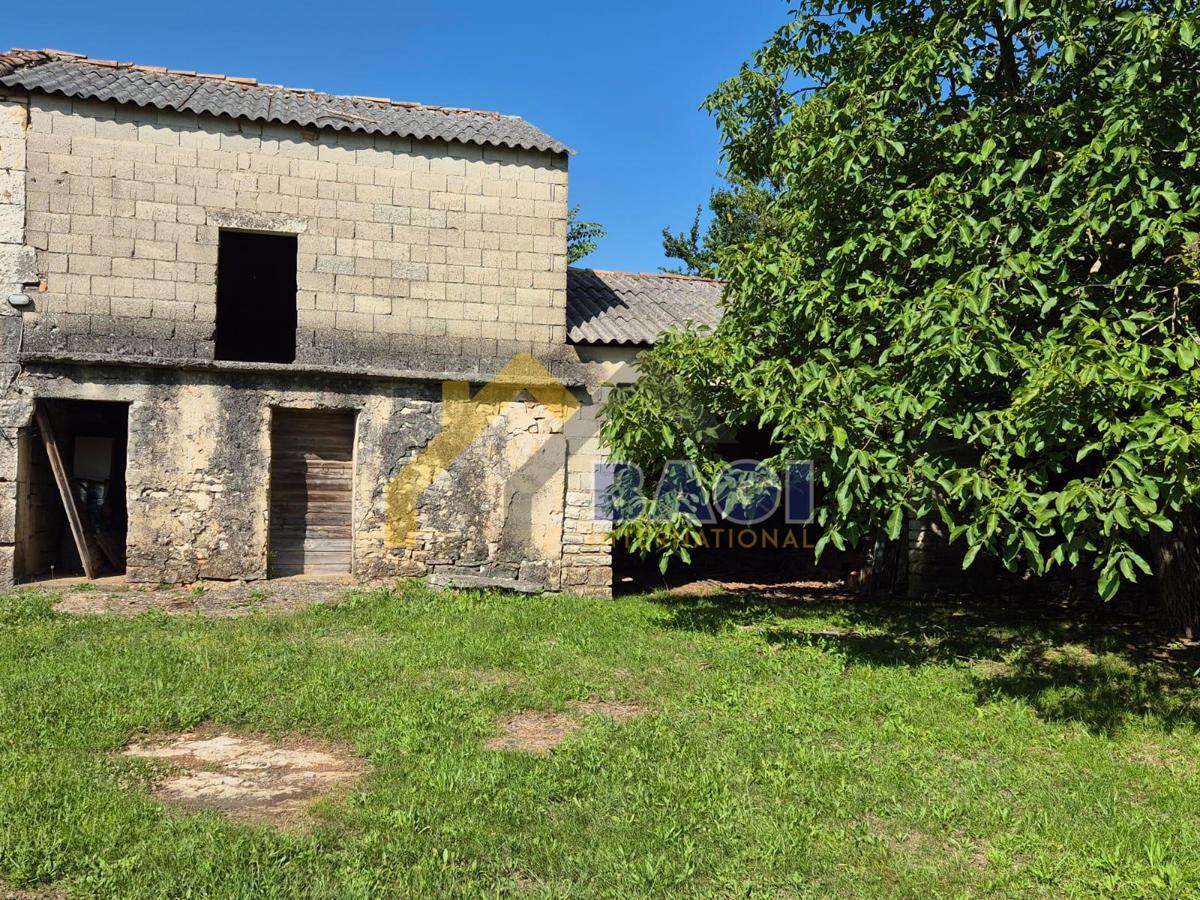 KANFANAR - DVE GRADBENI PARCELI S STARO STAVBO