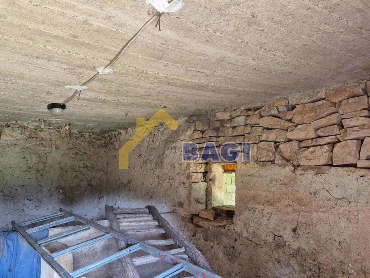 KANFANAR - DVE GRADBENI PARCELI S STARO STAVBO