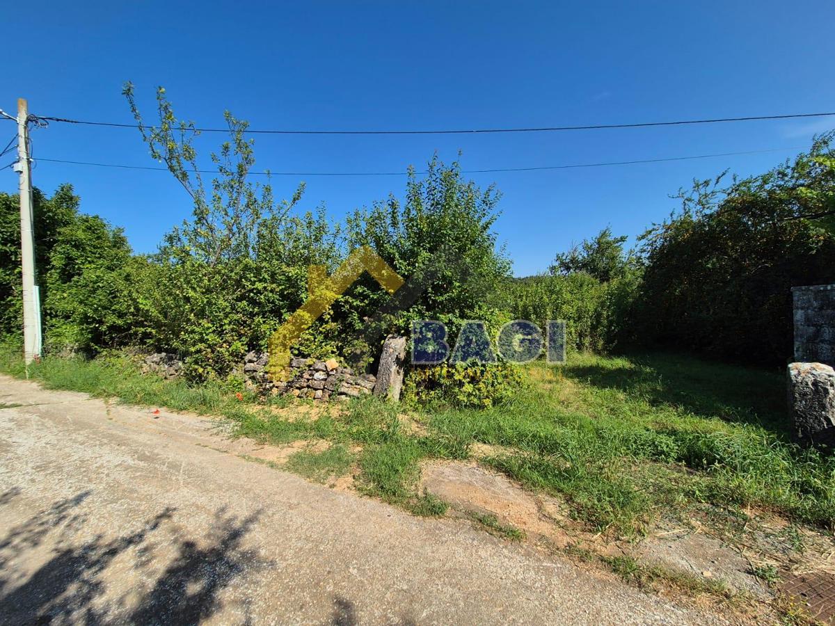 KANFANAR - DVE GRADBENI PARCELI S STARO STAVBO