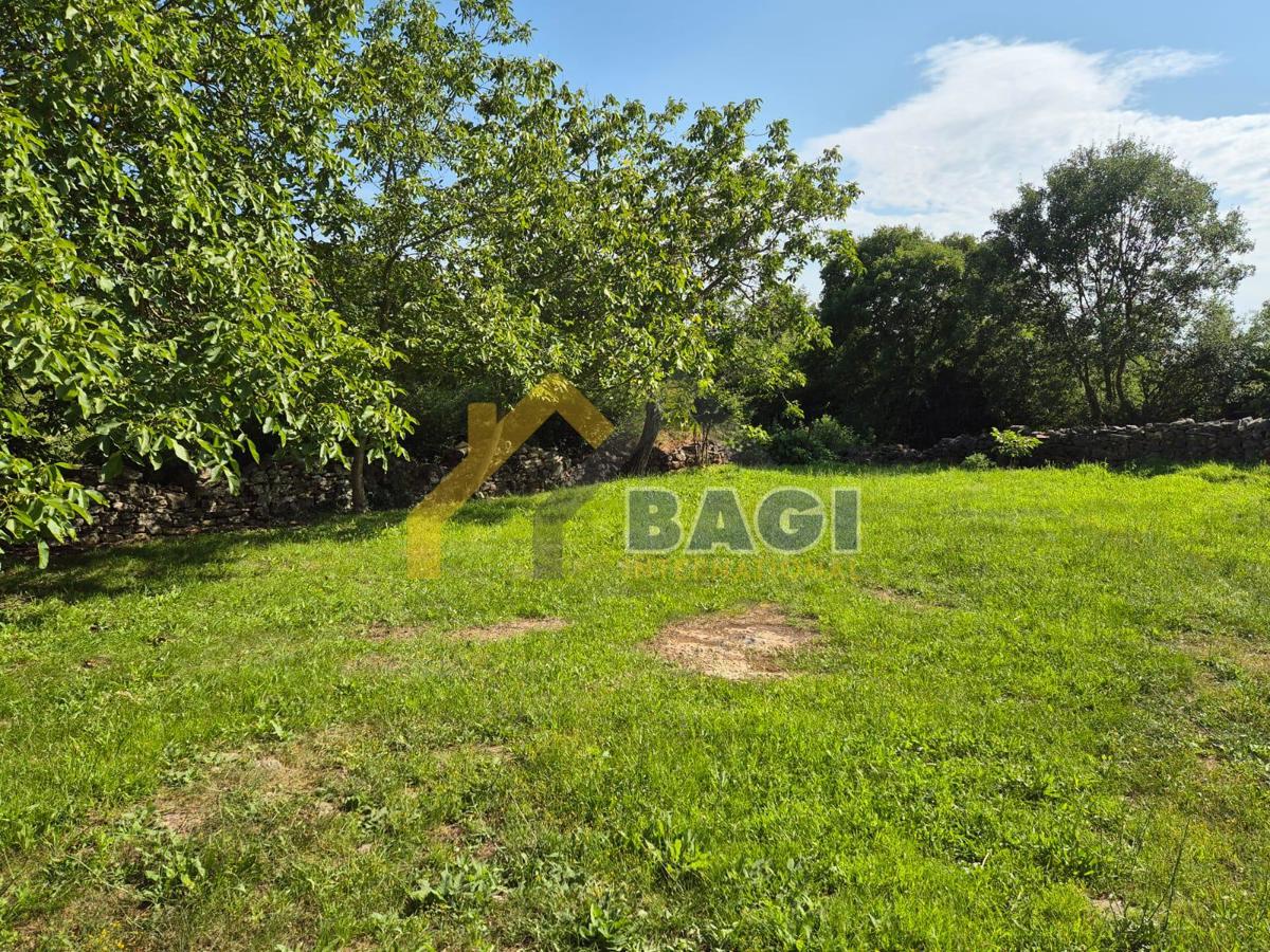 KANFANAR - DVE GRADBENI PARCELI S STARO STAVBO