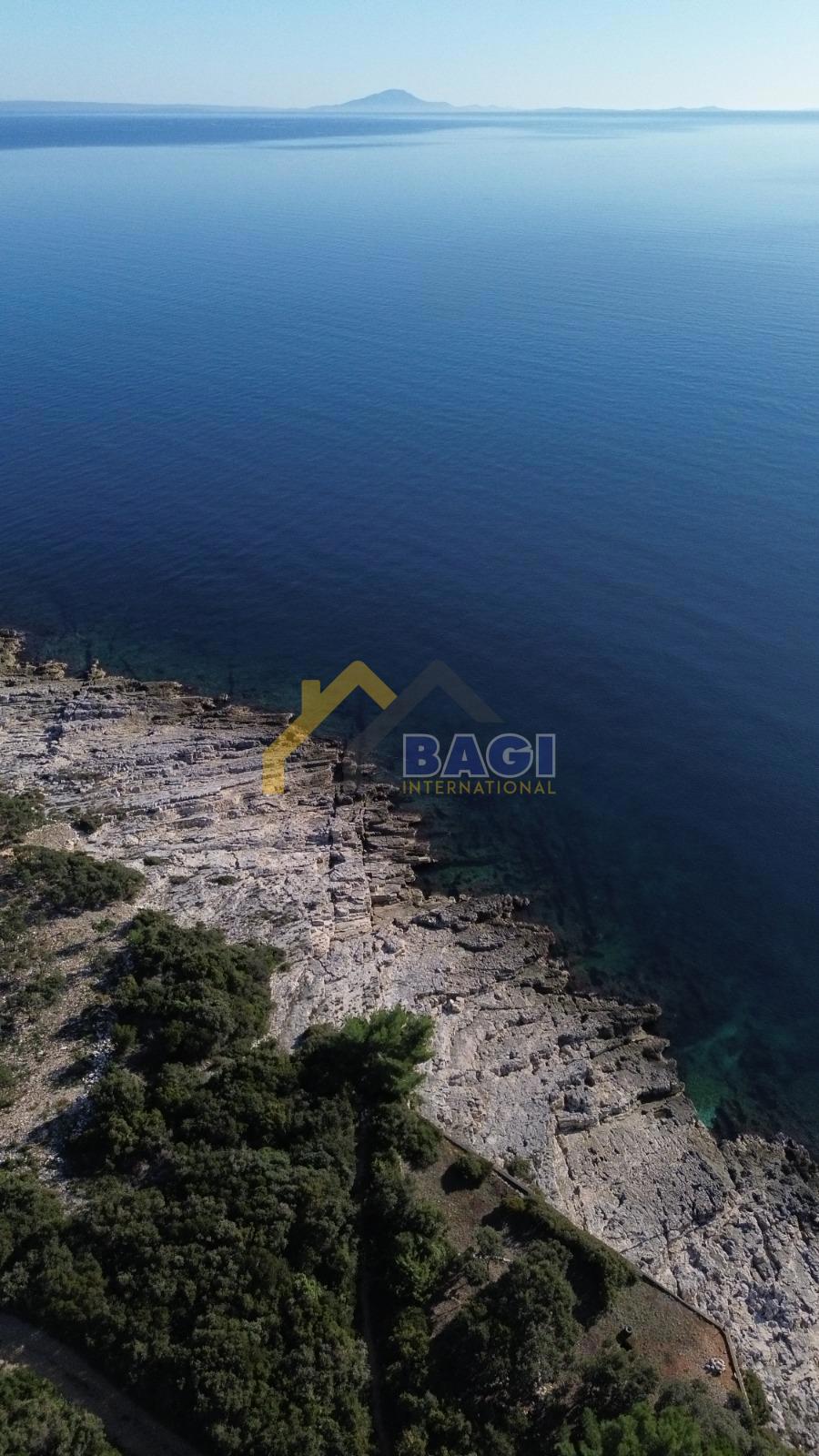 KAVRAN - zemljišče 1. vrsta do morja