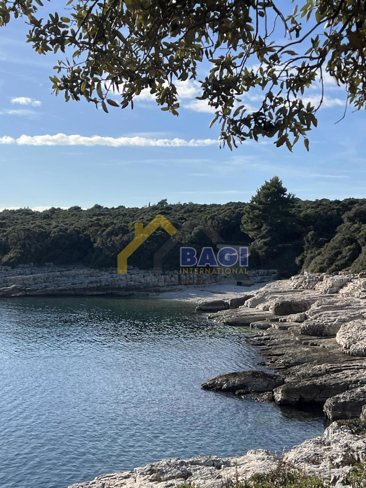 KAVRAN - zemljišče 1. vrsta do morja