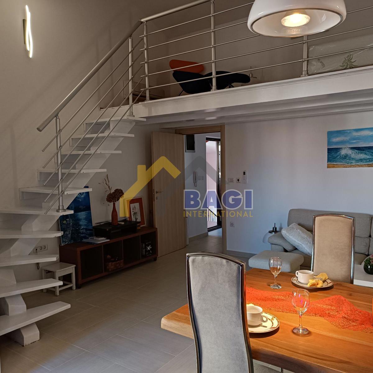 Stanovanje z galerijo in dvema parkirnima mestoma – Valbandon