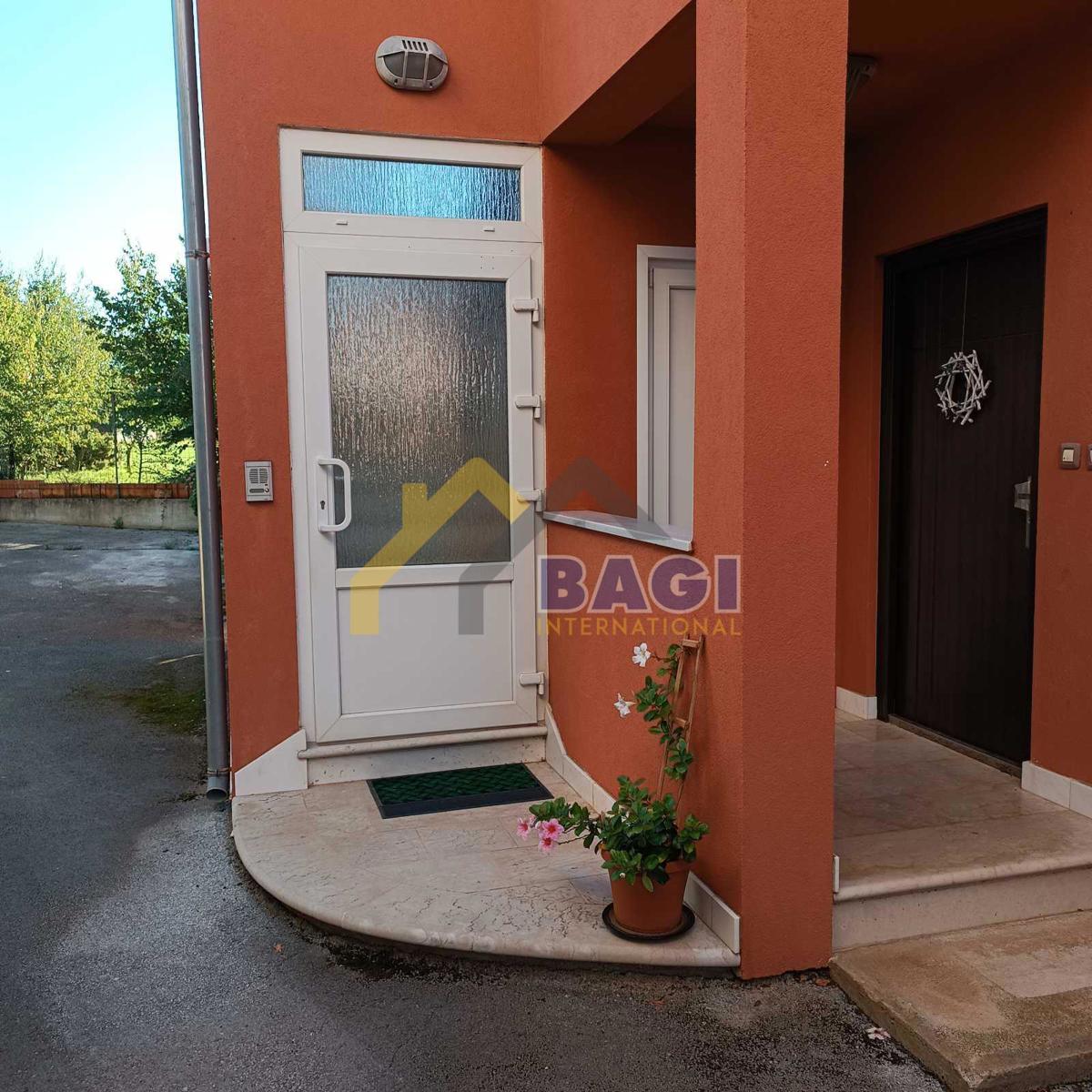 Stanovanje z galerijo in dvema parkirnima mestoma – Valbandon