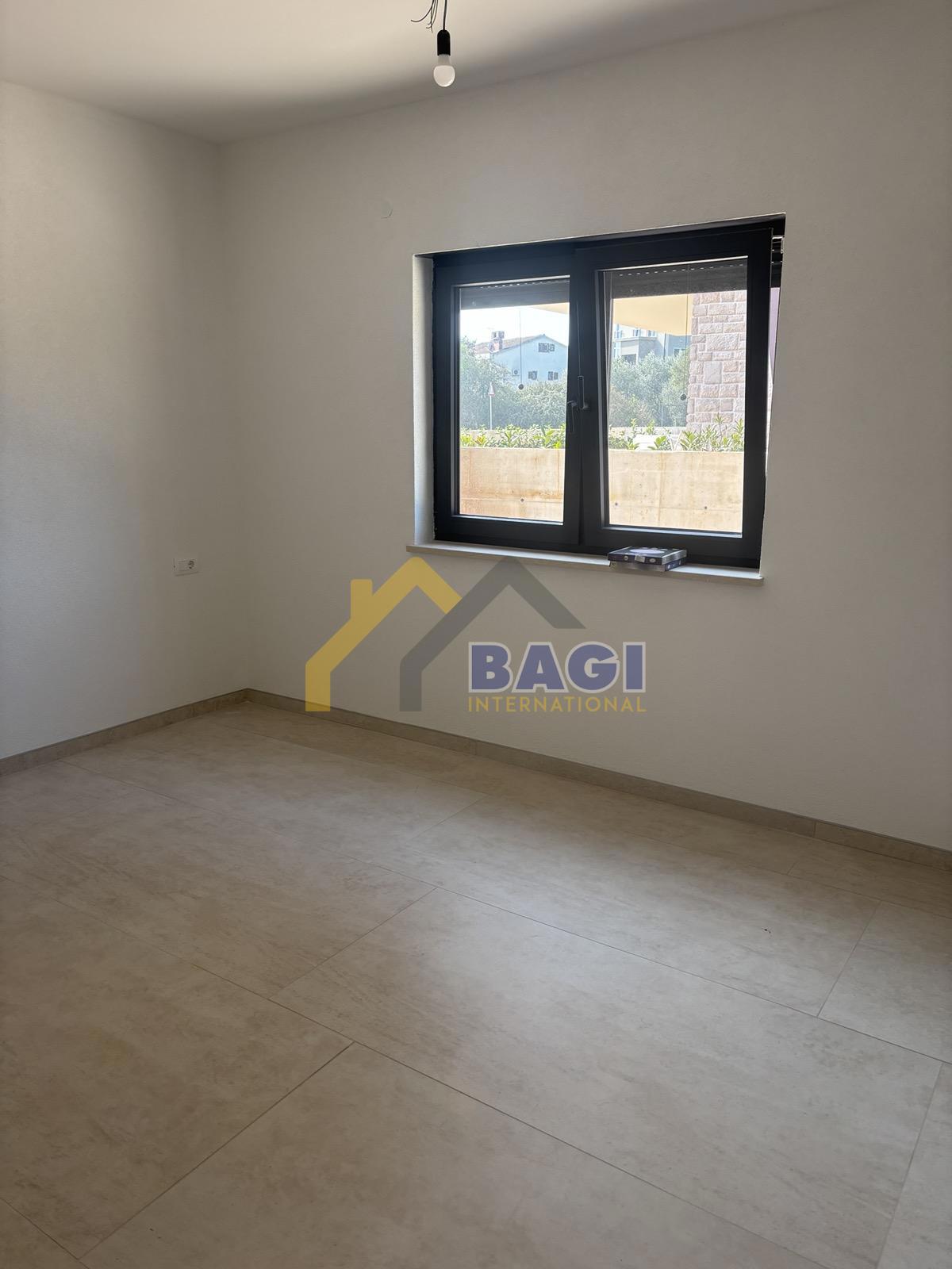 ROVINJ APARTMA 500M OD MORJA - 81,66m2 - vrt 58m2 - PARKIRIŠČE