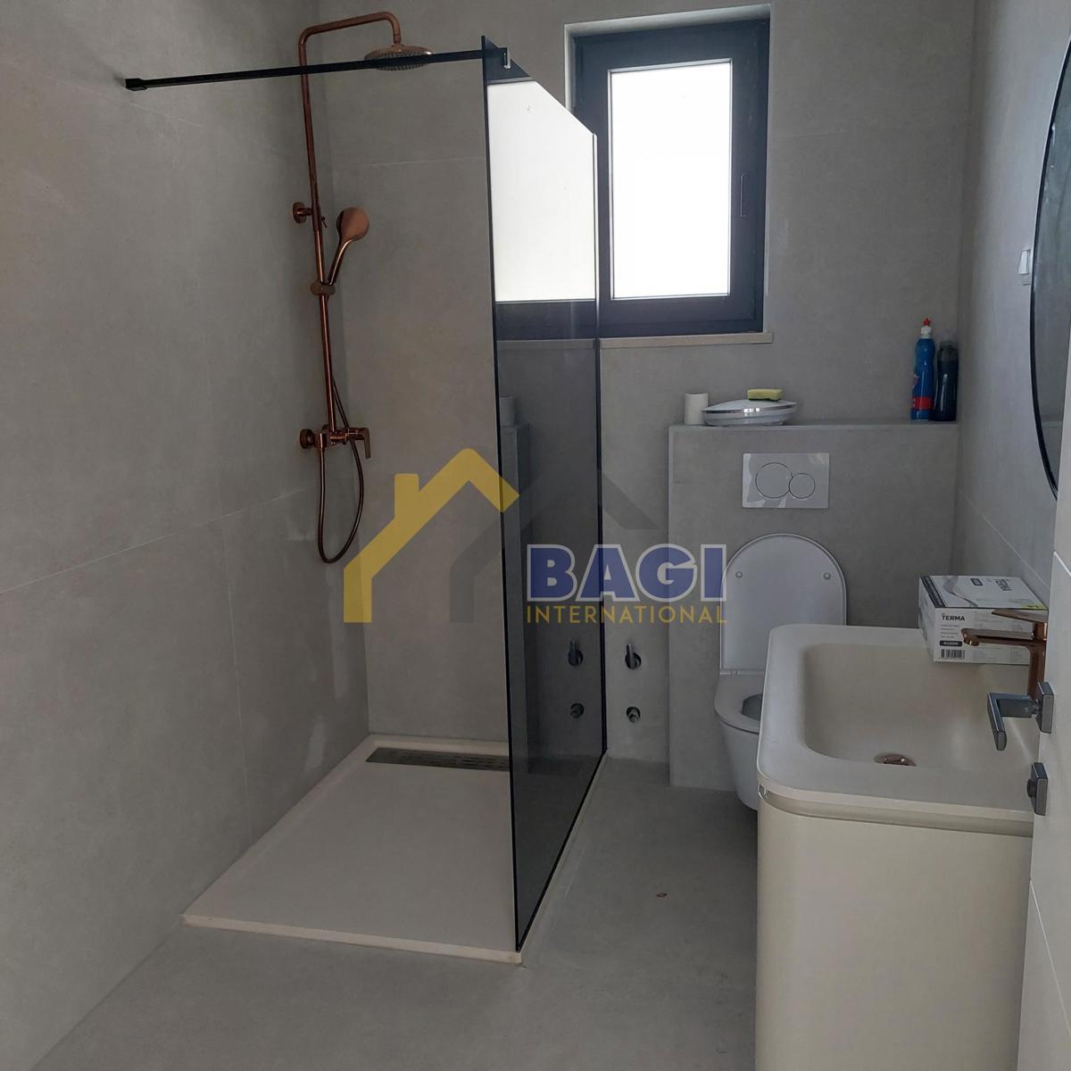 ROVINJ APARTMA 500M OD MORJA - 81,66m2 - vrt 58m2 - PARKIRIŠČE