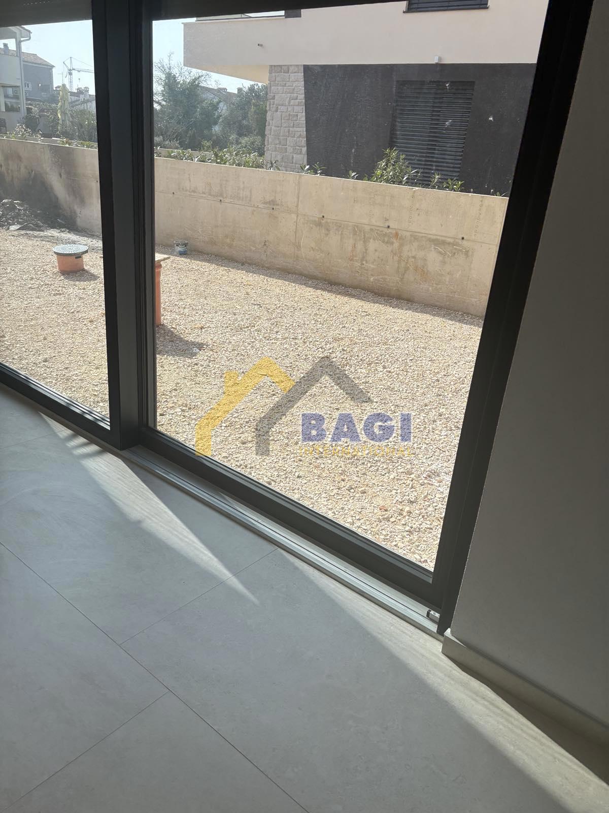 ROVINJ APARTMA 500M OD MORJA - 81,66m2 - vrt 58m2 - PARKIRIŠČE