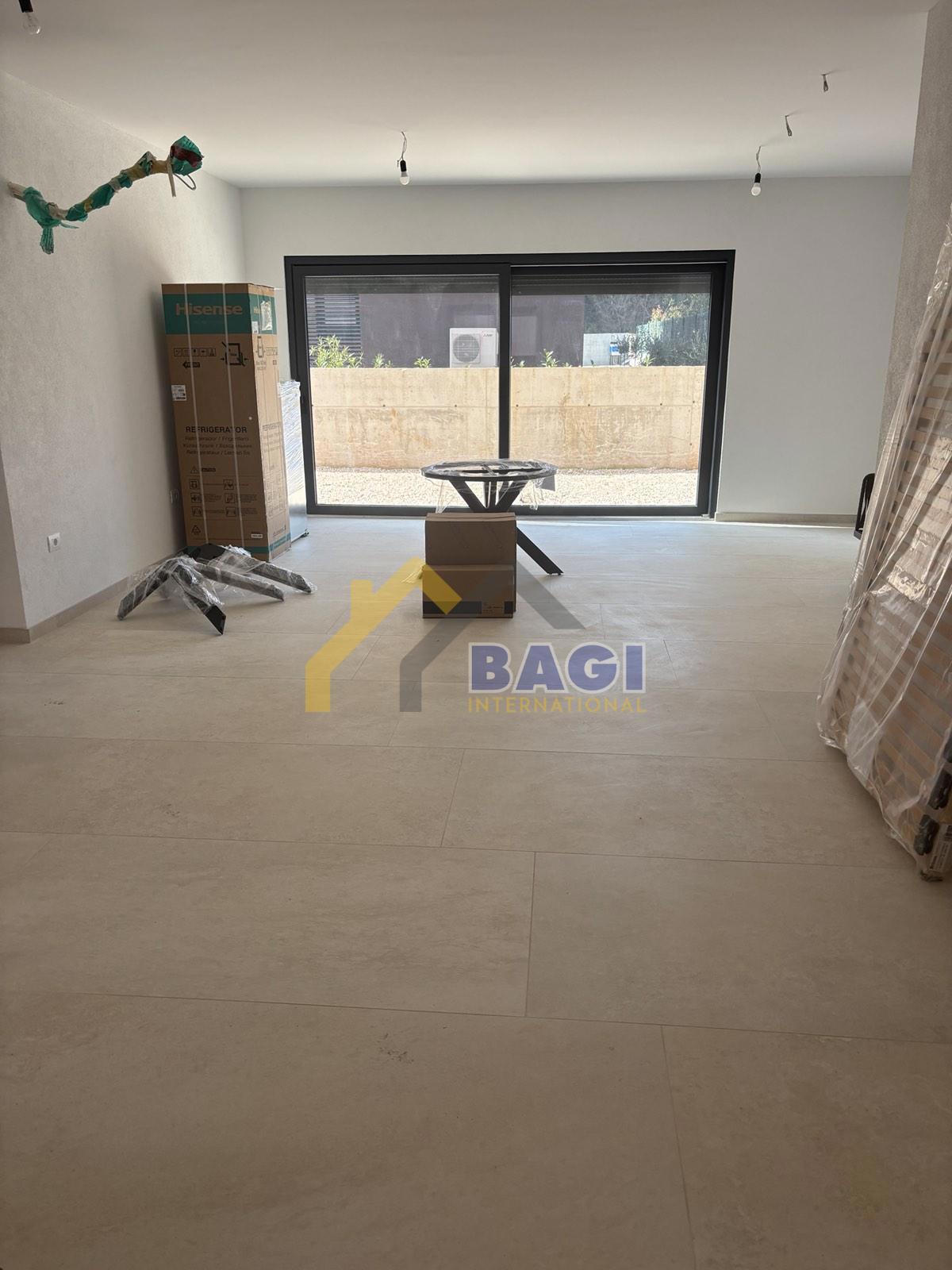 ROVINJ APARTMA 500M OD MORJA - 81,66m2 - vrt 58m2 - PARKIRIŠČE