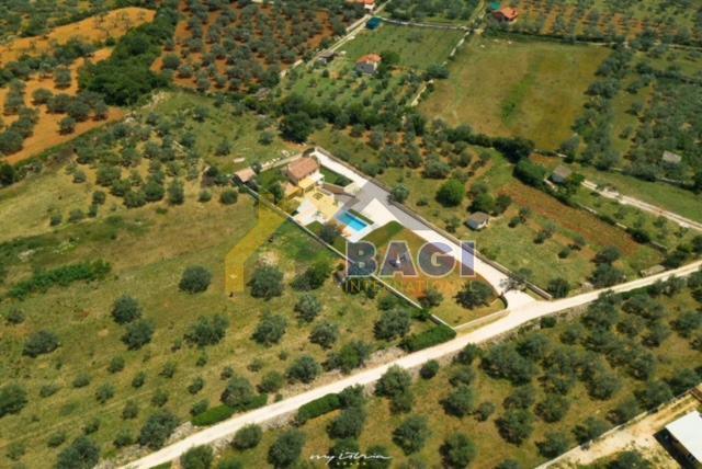 ISTRIA - FAŽANA Hiša z Bazenom in Prostornim Dvoriščem