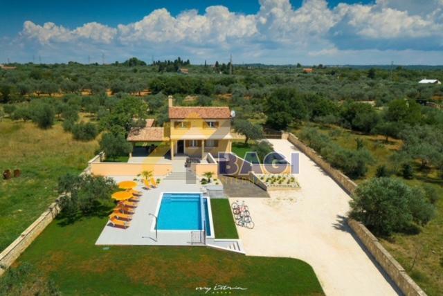 ISTRIA - FAŽANA Hiša z Bazenom in Prostornim Dvoriščem