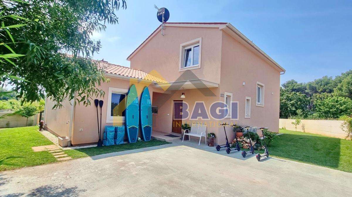 ISTRA – PULA Hiša z bazenom in vrtom