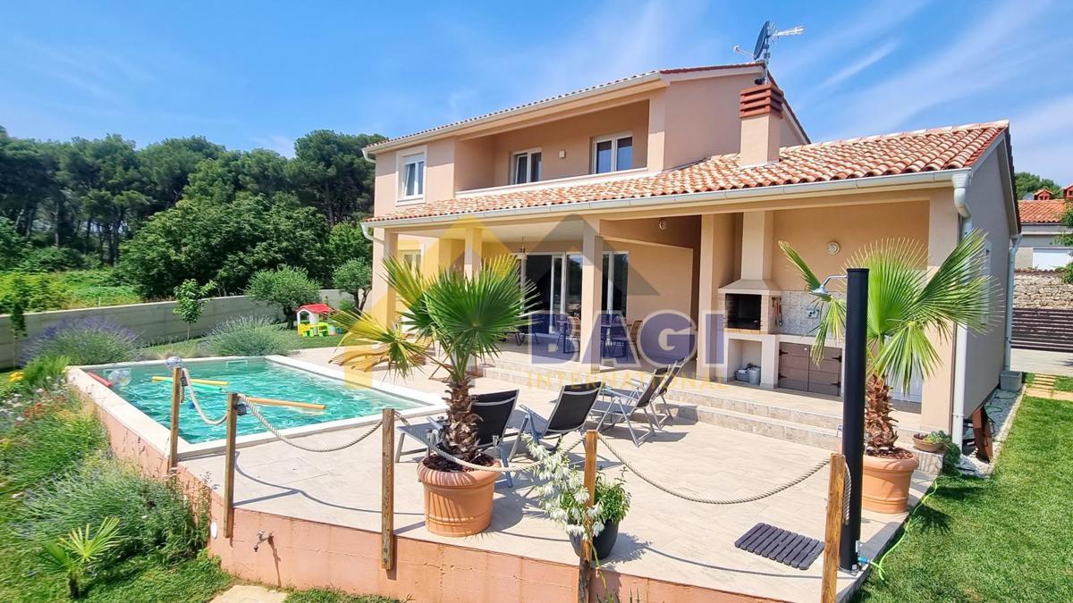 ISTRA – PULA Hiša z bazenom in vrtom