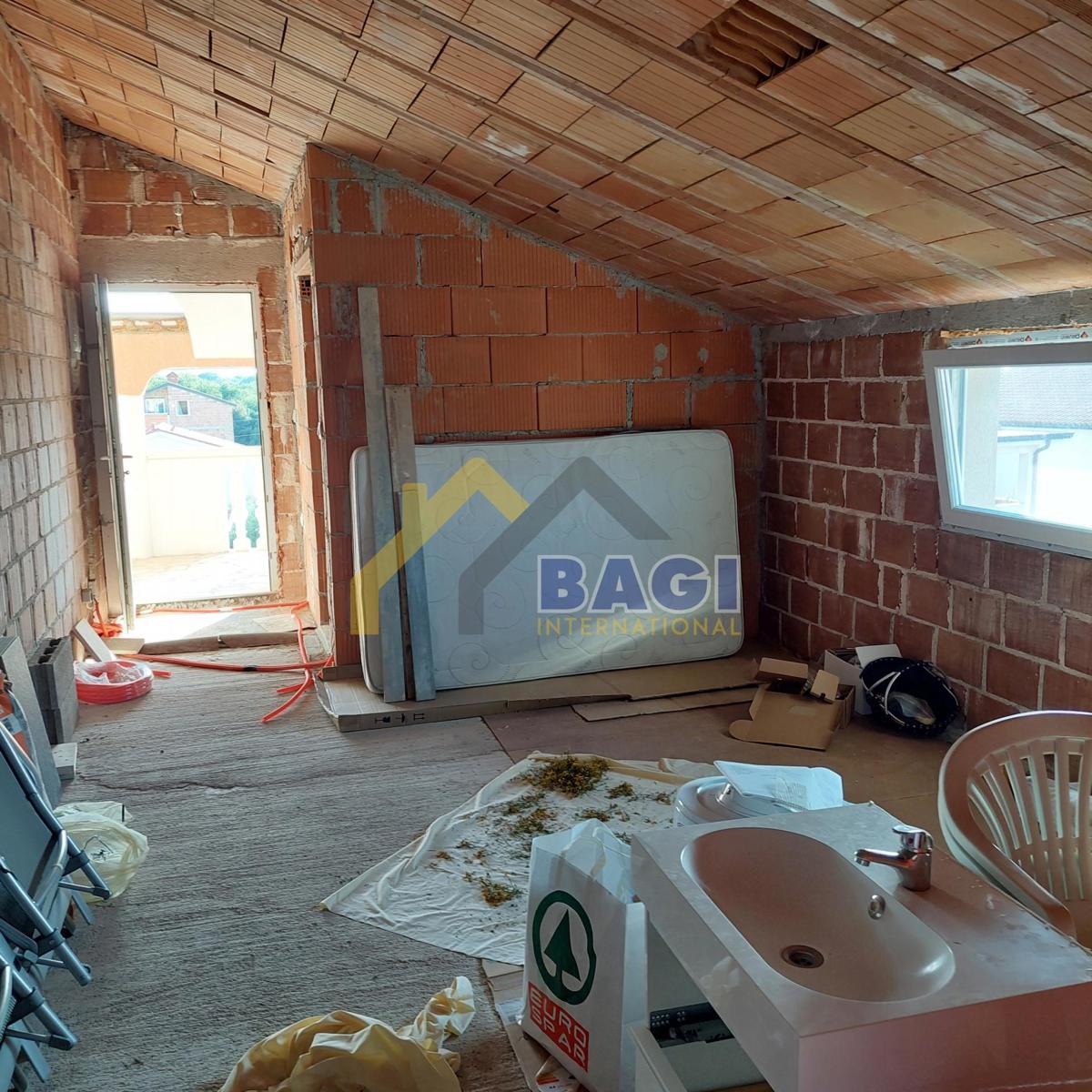 Pula-Valdenaga 2 apartmaja v Rohbau-2 parkirni mesti