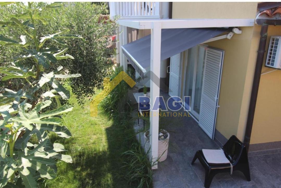 PULA - VILA Z 8 APARTMAJI 200m OD MORJA Z RAZGLEDOM