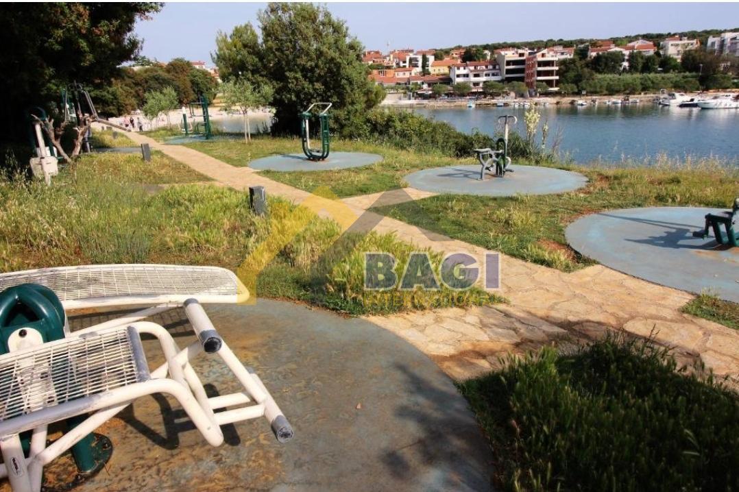 PULA - VILA Z 8 APARTMAJI 200m OD MORJA Z RAZGLEDOM