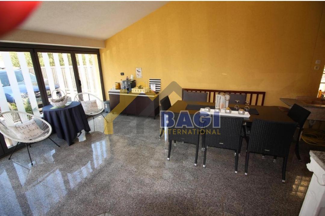 PULA - VILA Z 8 APARTMAJI 200m OD MORJA Z RAZGLEDOM