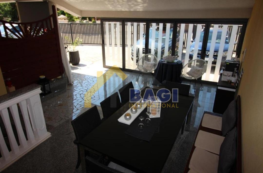 PULA - VILA Z 8 APARTMAJI 200m OD MORJA Z RAZGLEDOM