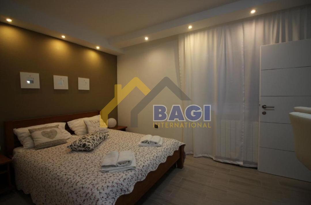 PULA - VILA Z 8 APARTMAJI 200m OD MORJA Z RAZGLEDOM