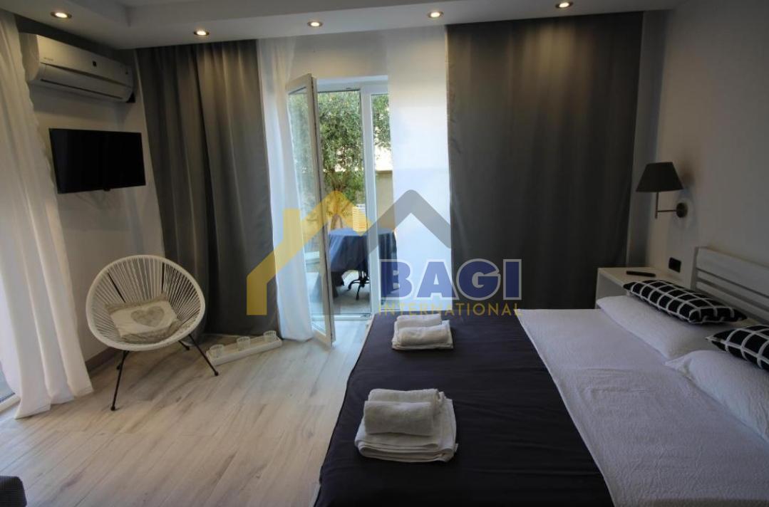 PULA - VILA Z 8 APARTMAJI 200m OD MORJA Z RAZGLEDOM