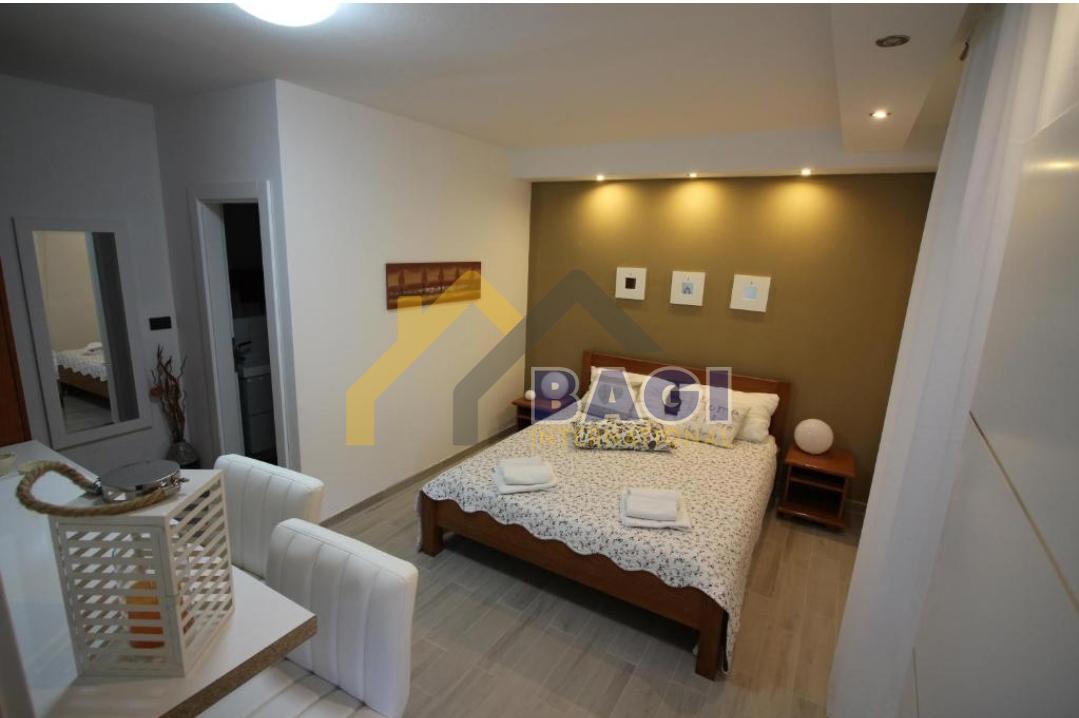 PULA - VILA Z 8 APARTMAJI 200m OD MORJA Z RAZGLEDOM