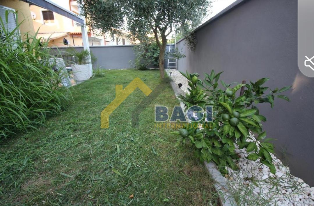 PULA - VILA Z 8 APARTMAJI 200m OD MORJA Z RAZGLEDOM