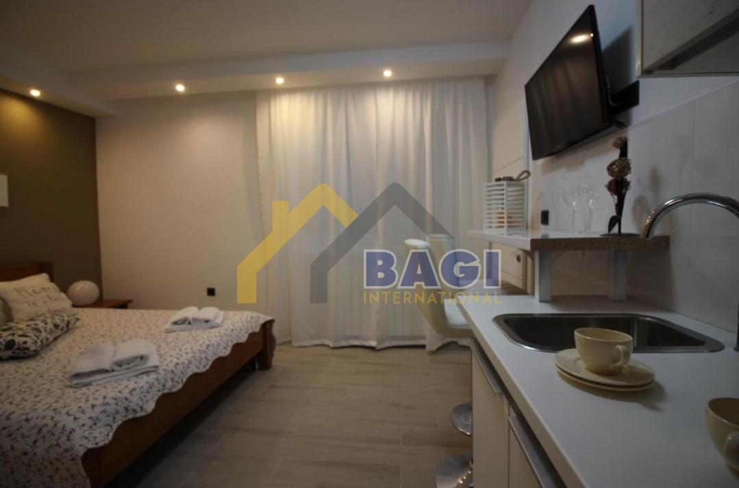 PULA - VILA Z 8 APARTMAJI 200m OD MORJA Z RAZGLEDOM