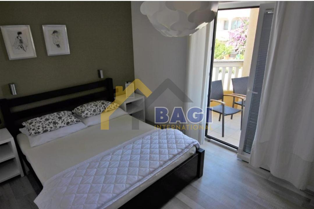 PULA - VILA Z 8 APARTMAJI 200m OD MORJA Z RAZGLEDOM