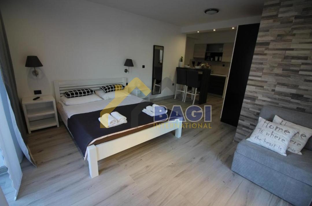 PULA - VILA Z 8 APARTMAJI 200m OD MORJA Z RAZGLEDOM