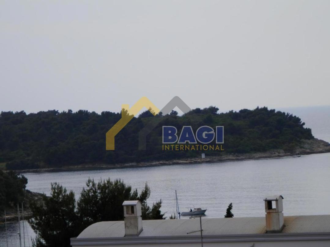 PULA - VILA Z 8 APARTMAJI 200m OD MORJA Z RAZGLEDOM