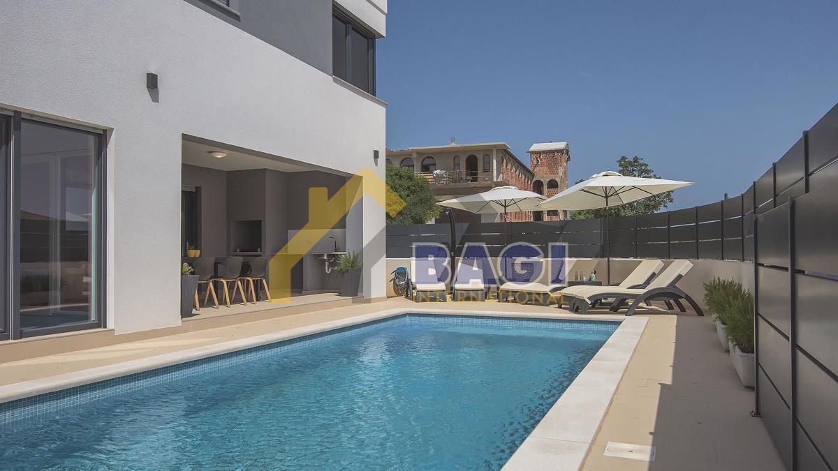 Luksuzna novogradnja z bazenom! Le 10 minut od Pulja