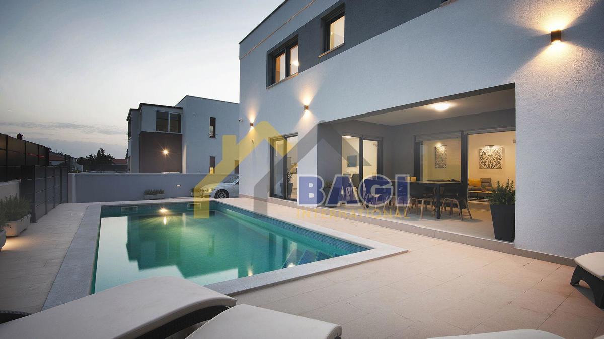 Luksuzna novogradnja z bazenom! Le 10 minut od Pulja