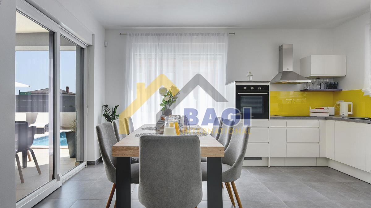 Luksuzna novogradnja z bazenom! Le 10 minut od Pulja