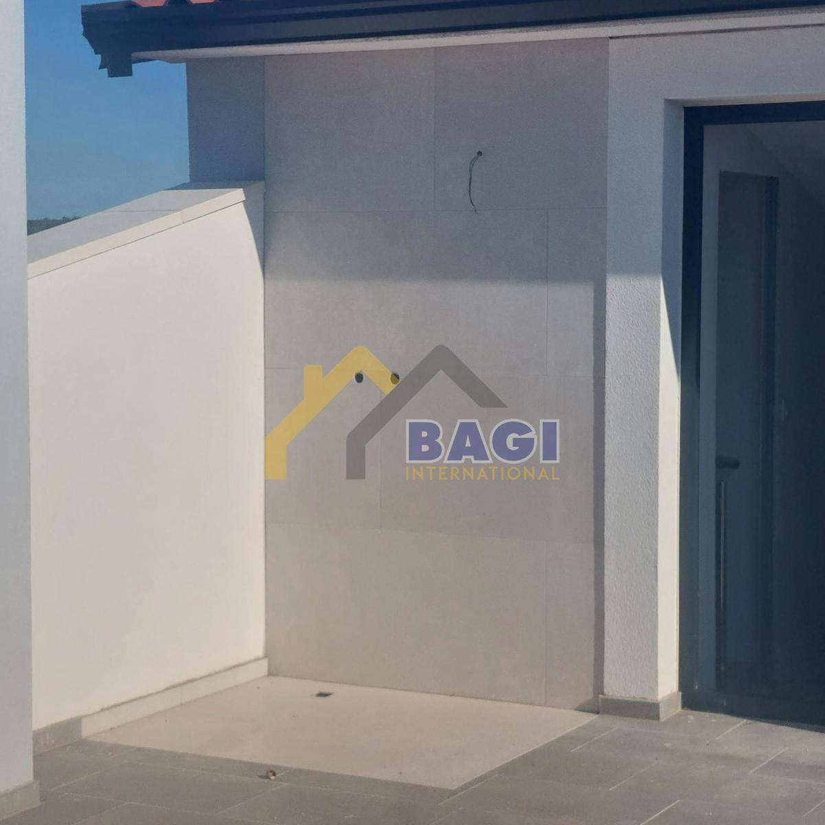 DVOJNA HIŠA - POGLED NA MORJE - BAZEN - GARAŽA - VRT