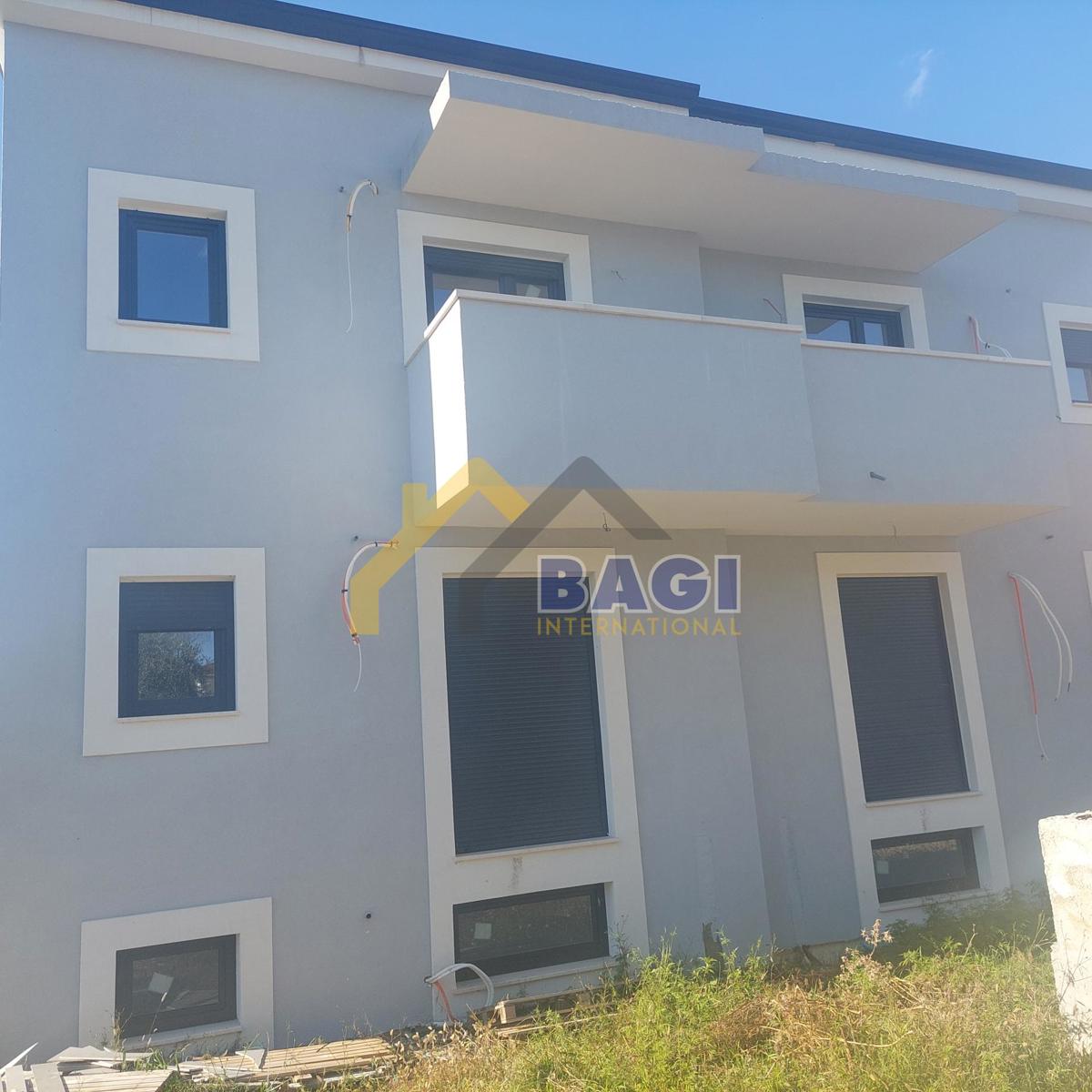 DVOJNA HIŠA - POGLED NA MORJE - BAZEN - GARAŽA - VRT