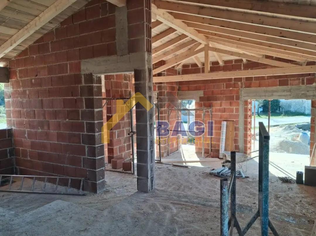 SVETVINČENAT PRITLIČNA HIŠA Z BAZENOM V ROHBAU