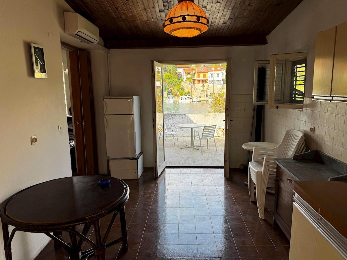 Kamnita hiša ob morju z ograjenim vrtom, Vrboska, otok Hvar
