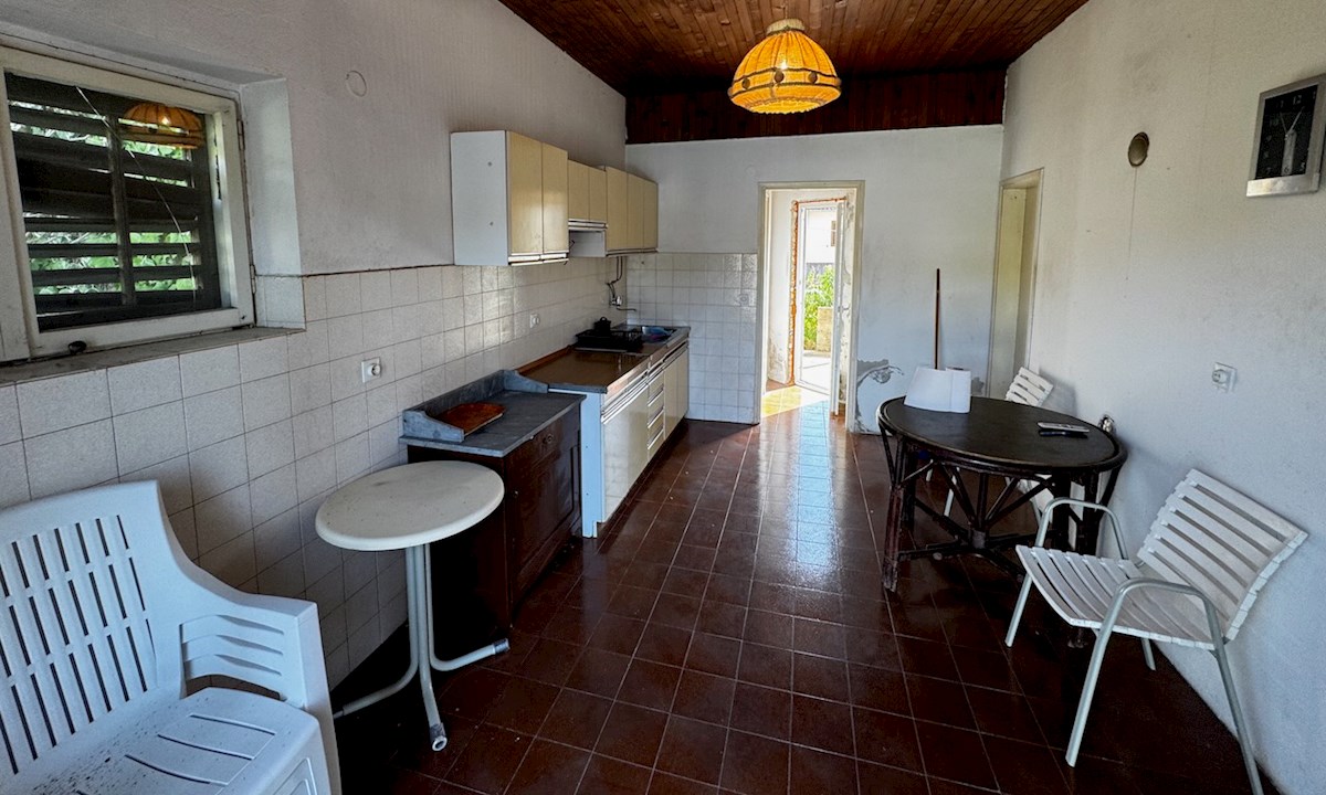 Kamnita hiša ob morju z ograjenim vrtom, Vrboska, otok Hvar