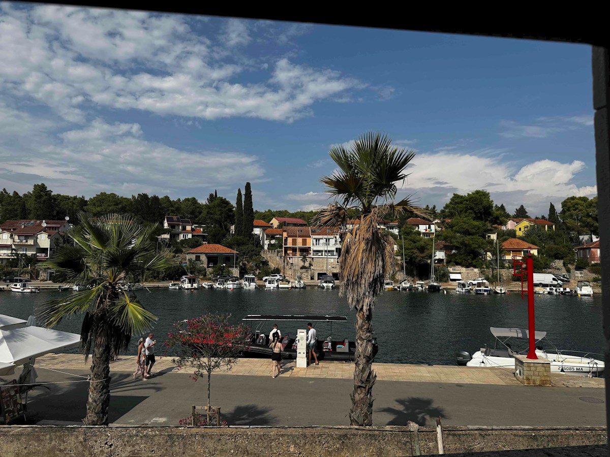 Kamnita hiša ob morju z ograjenim vrtom, Vrboska, otok Hvar