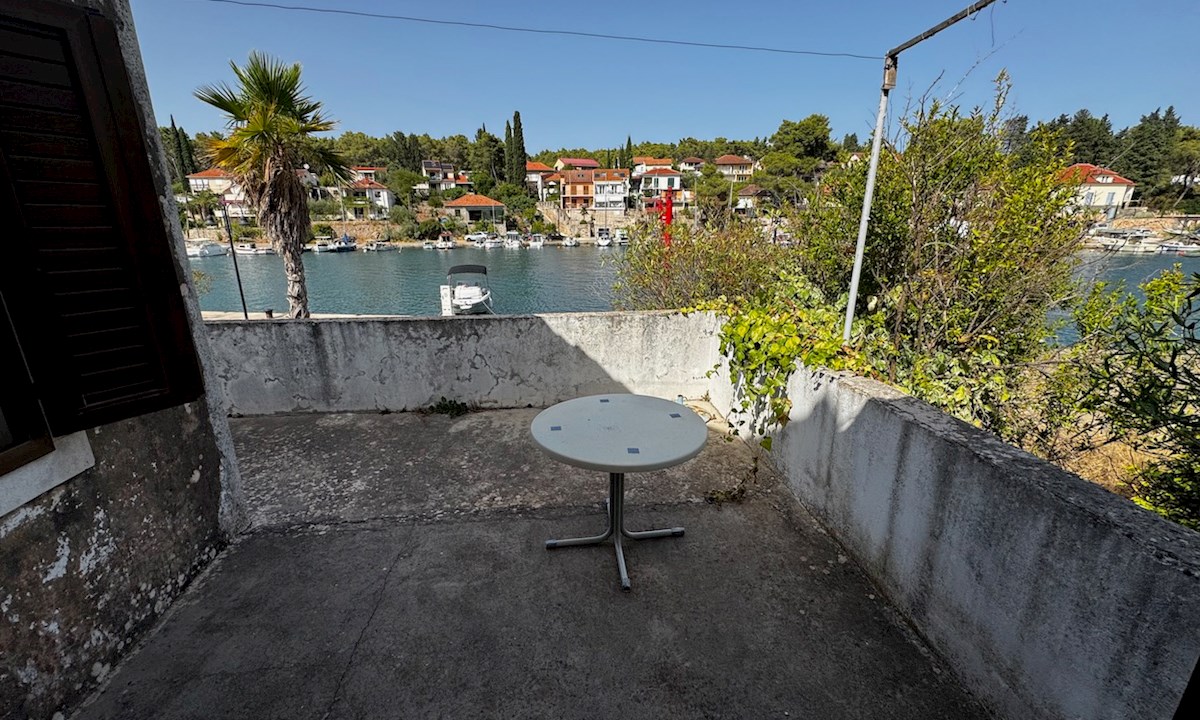 Kamnita hiša ob morju z ograjenim vrtom, Vrboska, otok Hvar