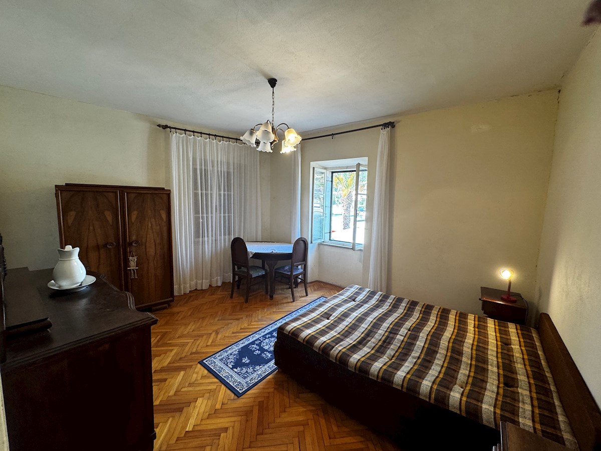 Kamnita hiša ob morju z ograjenim vrtom, Vrboska, otok Hvar