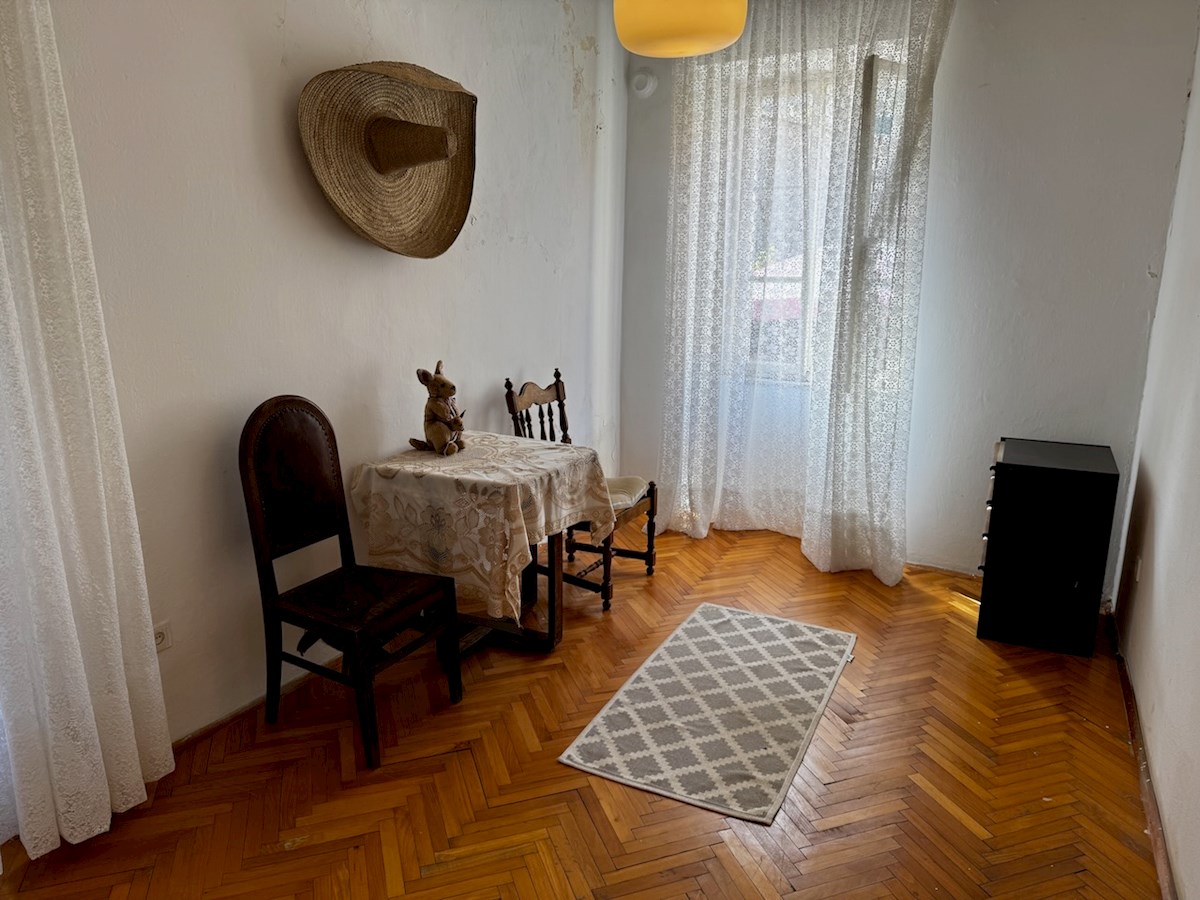 Kamnita hiša ob morju z ograjenim vrtom, Vrboska, otok Hvar