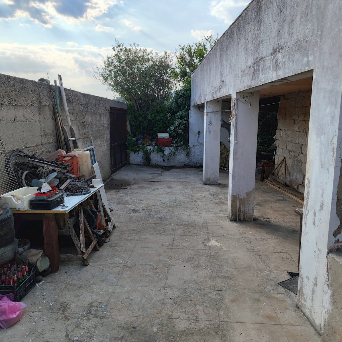 Kamnita hiša ob morju z ograjenim vrtom, Vrboska, otok Hvar