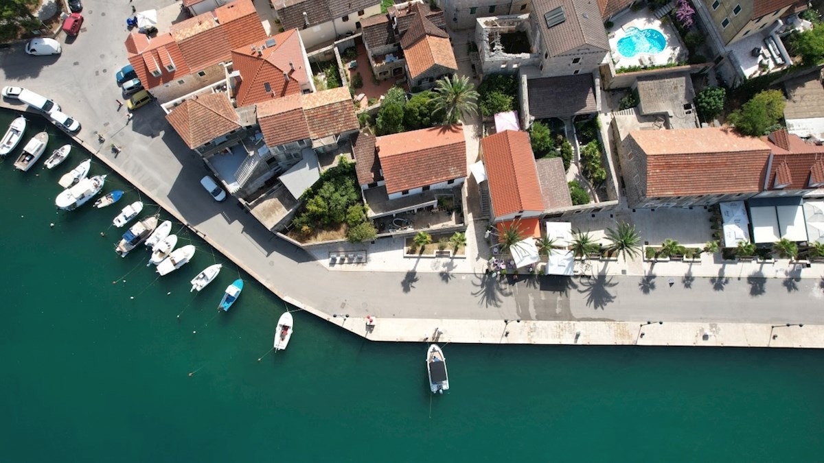 Kamnita hiša ob morju z ograjenim vrtom, Vrboska, otok Hvar