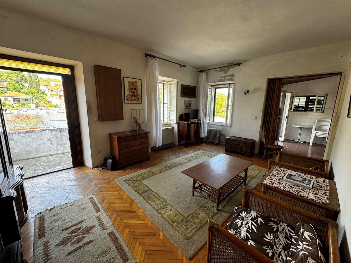 Kamnita hiša ob morju z ograjenim vrtom, Vrboska, otok Hvar