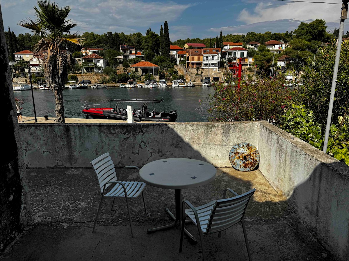 Kamnita hiša ob morju z ograjenim vrtom, Vrboska, otok Hvar