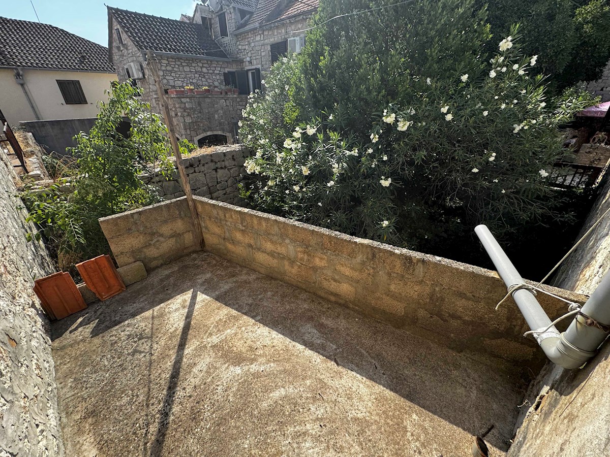 Kamnita hiša ob morju z ograjenim vrtom, Vrboska, otok Hvar