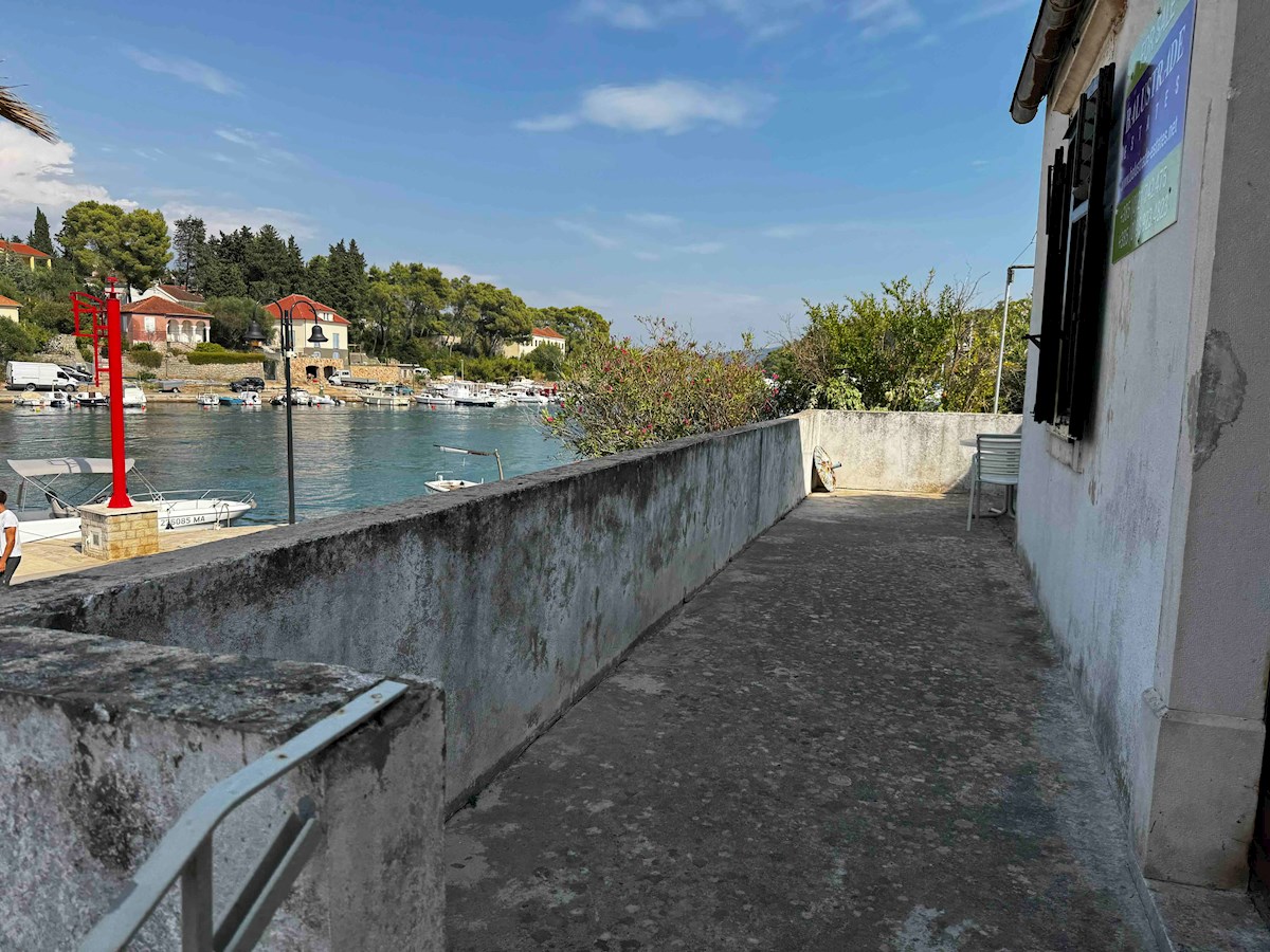 Kamnita hiša ob morju z ograjenim vrtom, Vrboska, otok Hvar