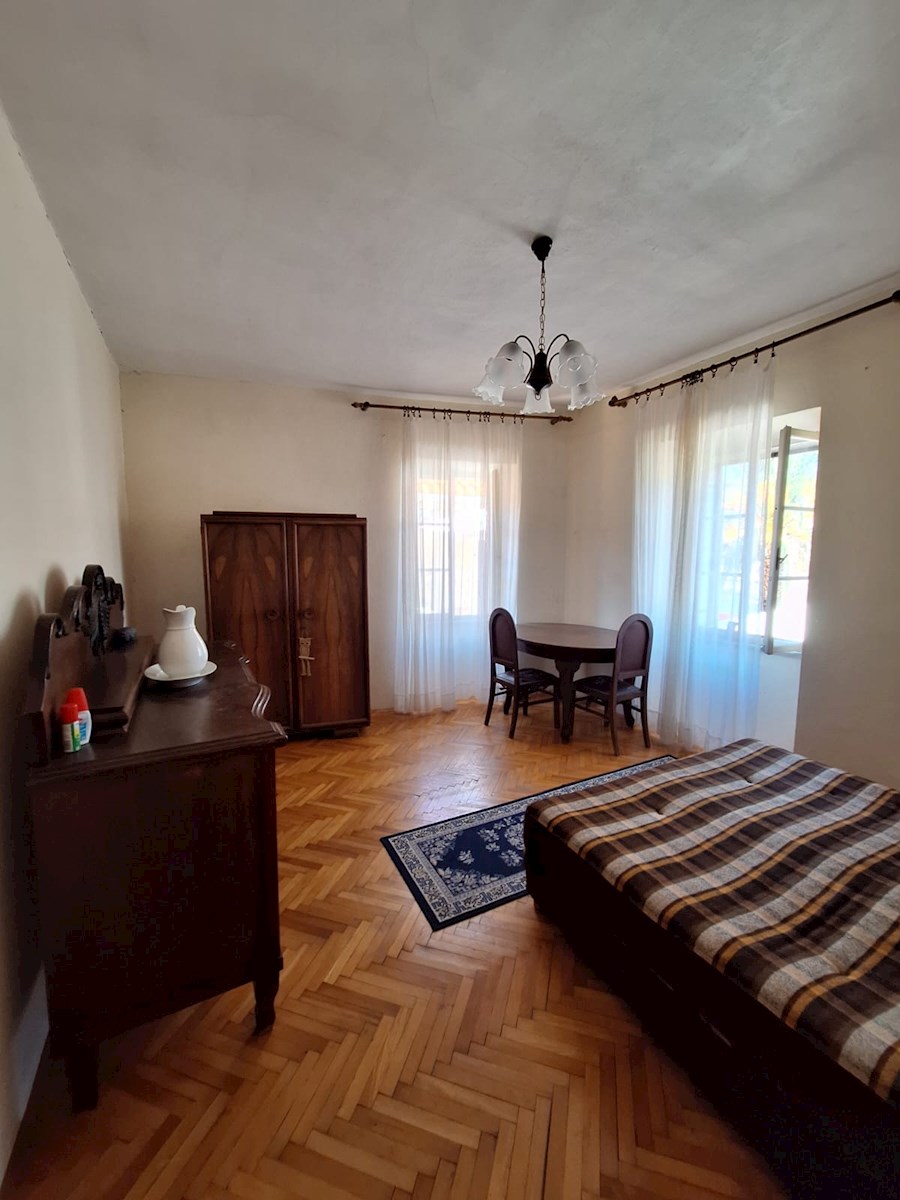 Kamnita hiša ob morju z ograjenim vrtom, Vrboska, otok Hvar