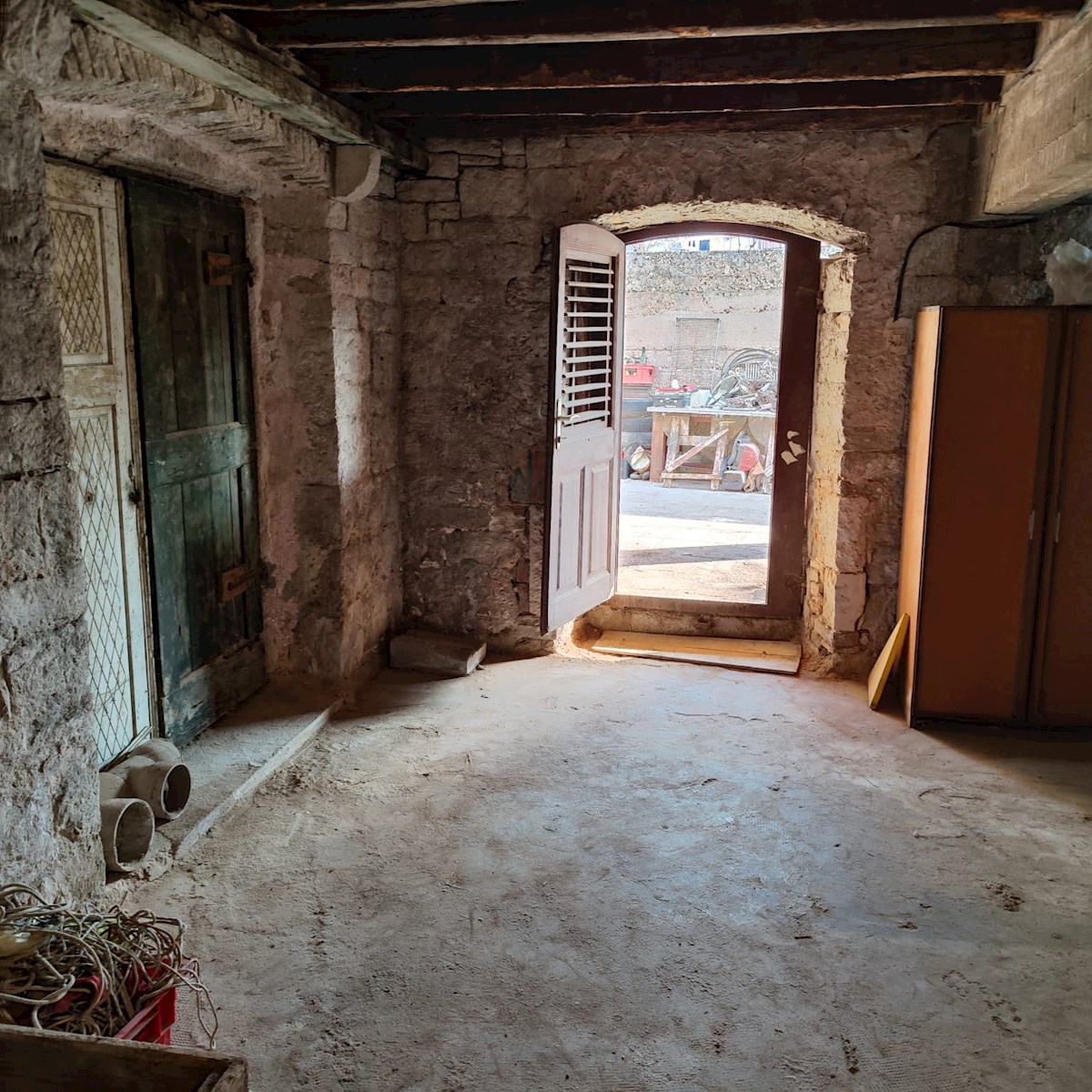 Kamnita hiša ob morju z ograjenim vrtom, Vrboska, otok Hvar