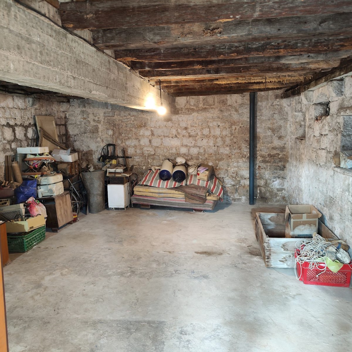 Kamnita hiša ob morju z ograjenim vrtom, Vrboska, otok Hvar